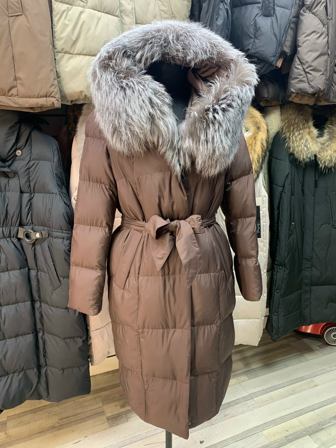 пуховик stella rossa коричневый,женский пуховик,пуховик с натуральным мехом,пуховики с мехом,пуховик женский с натуральным мехом