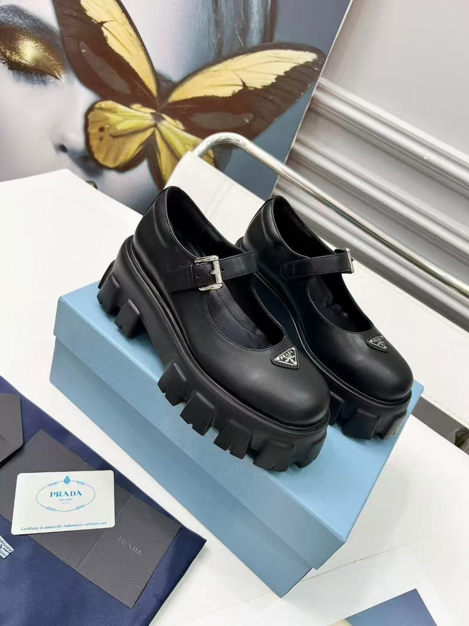 ,prada лоферы,prada туфли,лоферы prada женские,кожаные лоферы на платформе с логотипом monolith prada