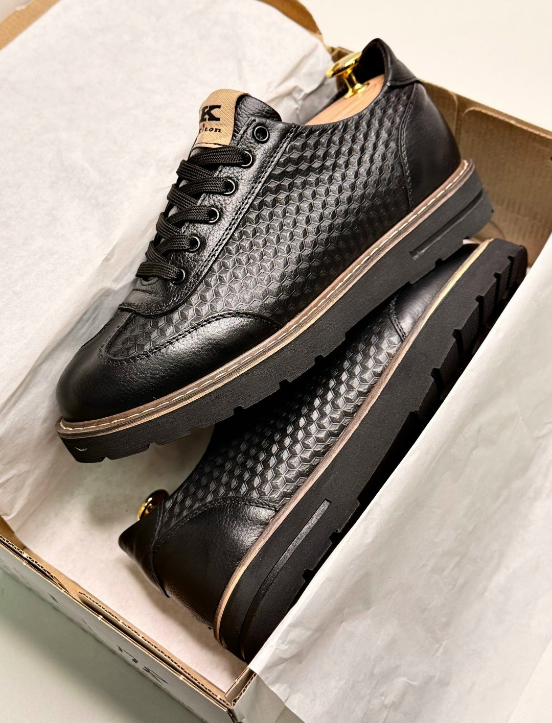 ,мужская ,мужская  кроссовки,мужские кожаная кроссовки,кроссовки