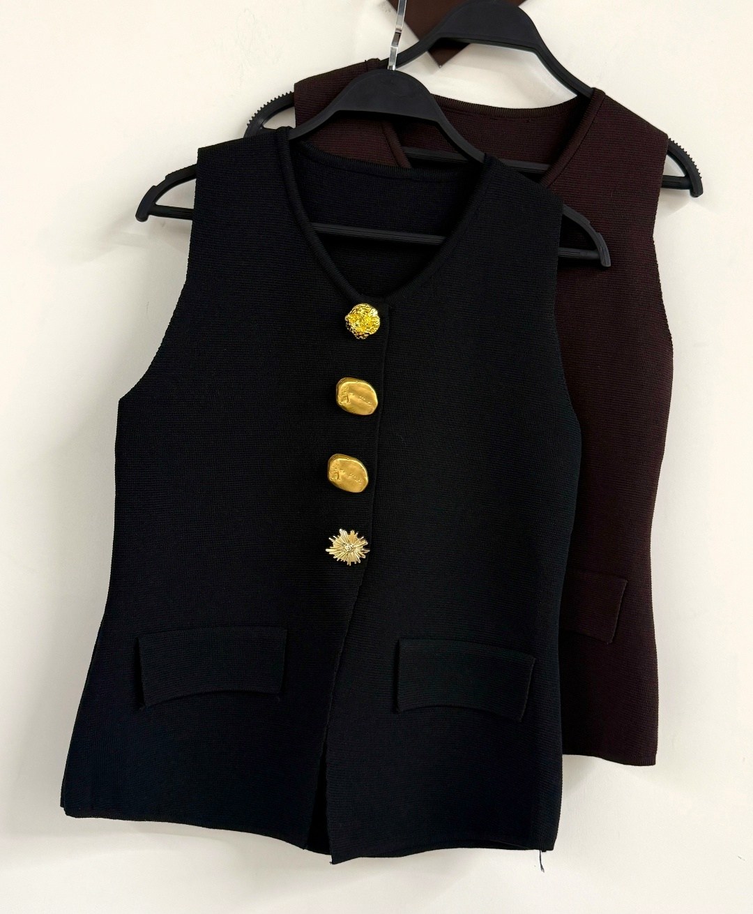 жилет,жилетка женская,жилет женский,вязаные жилеты,трикотажный жилет с золотыми пуговицами zara бордовый