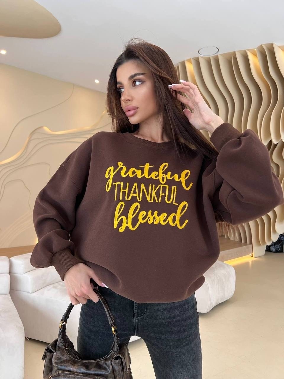 свитшот оверсайз с вышивкой assertive,свитшот женская,свитшот оверсайз коричневый с принтом old money assertive,повседневный свитшот,женский свитшот оверсайз assertive