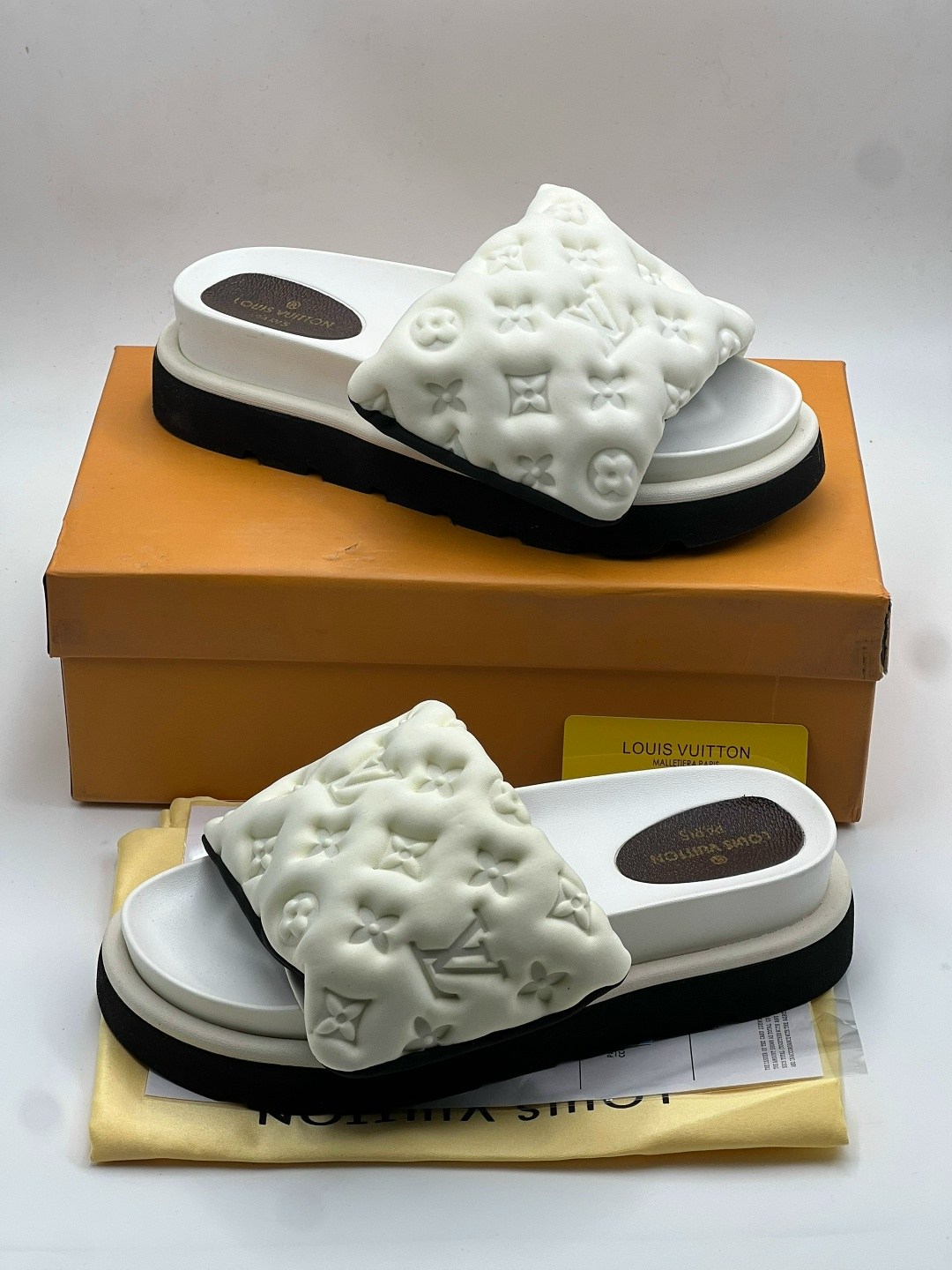 тапочки домашние женские louis vuitton lv,шлёпанцы louis vuitton,женские шлепанцы louis vuitton,модные тапочки louis vuitton,шлепанцы louis vuitton premium белые