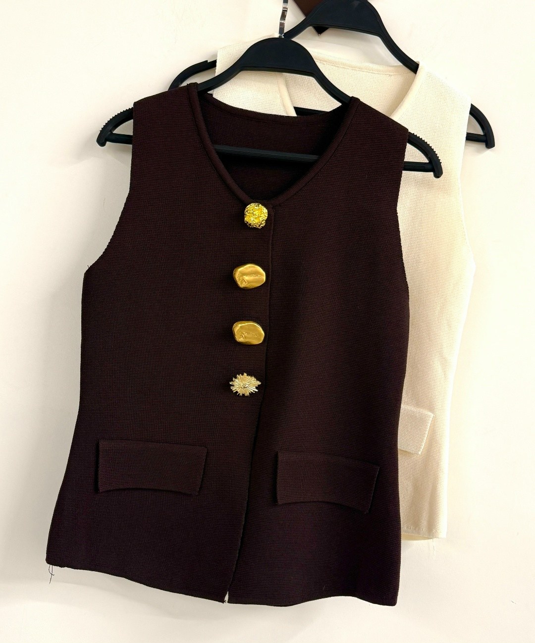жилет,жилетка женская,жилет женский,вязаные жилеты,трикотажный жилет с золотыми пуговицами zara бордовый