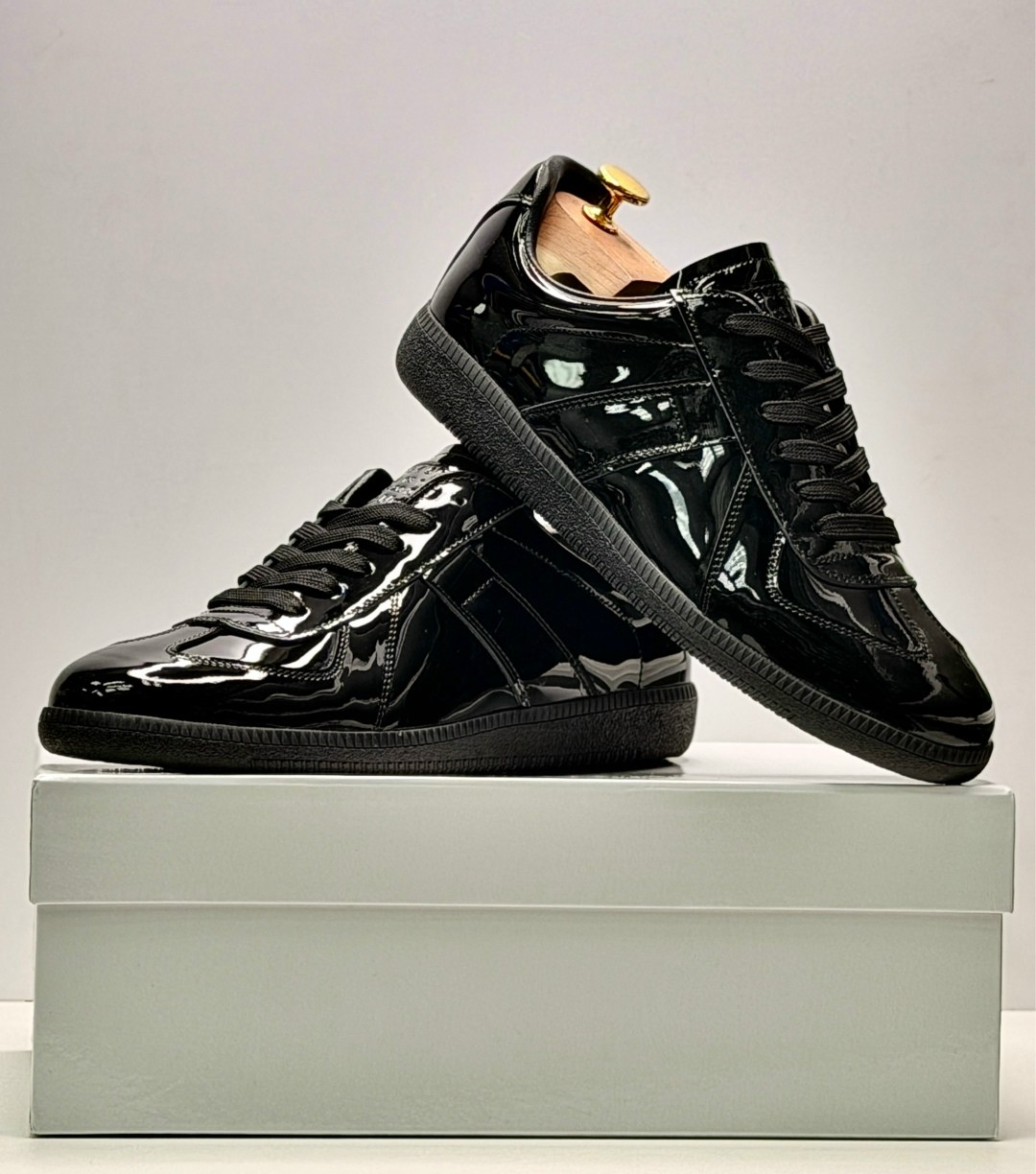 кроссовки maison margiela replica patent black,лакированные кроссовки,maison margiela replica patent black,кроссовки филипп плейн мужские,maison margiela черные низкие кроссовки
