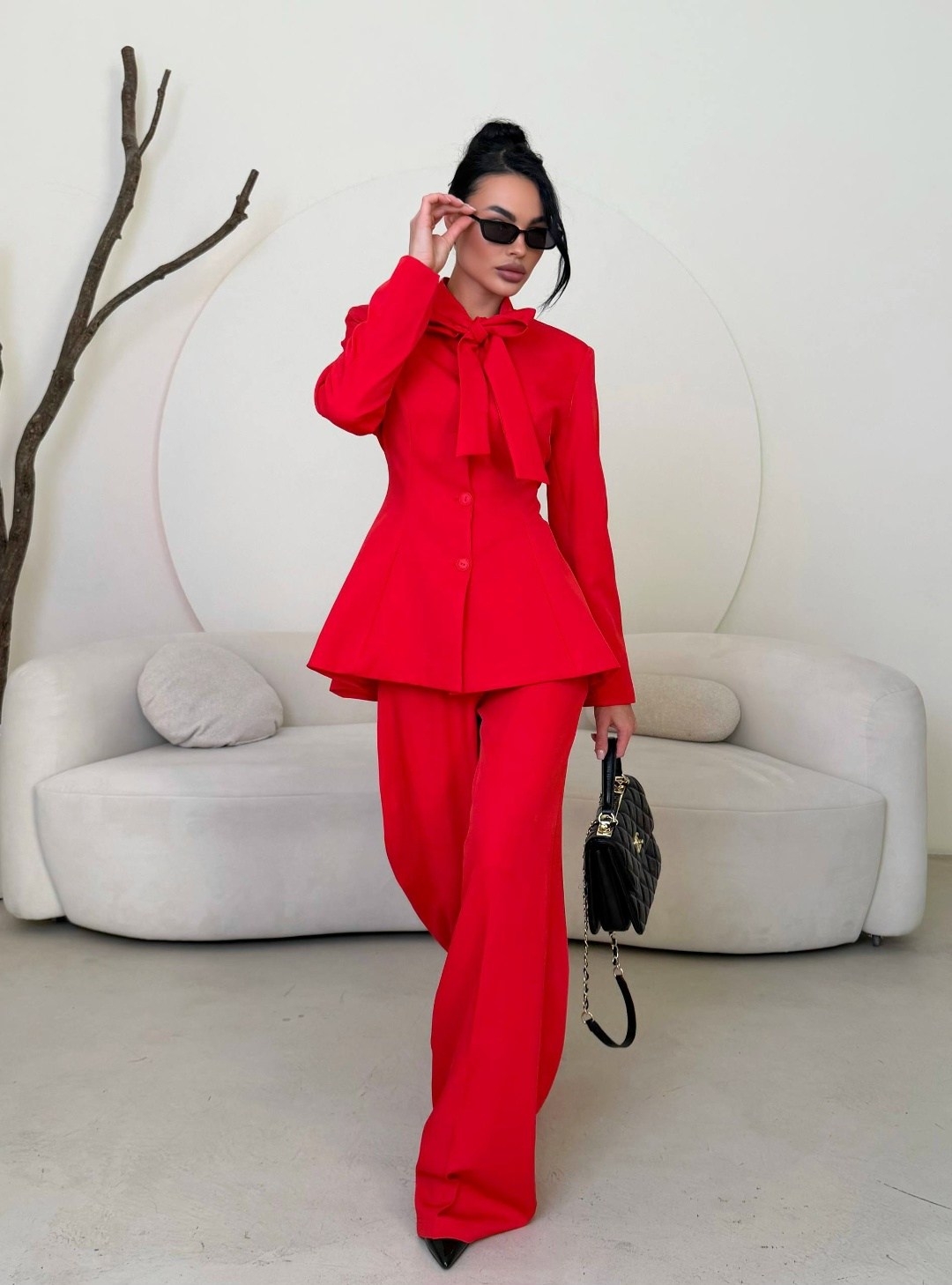 брючный костюм,женский красный брючный костюм,женский брючный костюм,красный брючный костюм,брючный костюм с баской в красном цвете