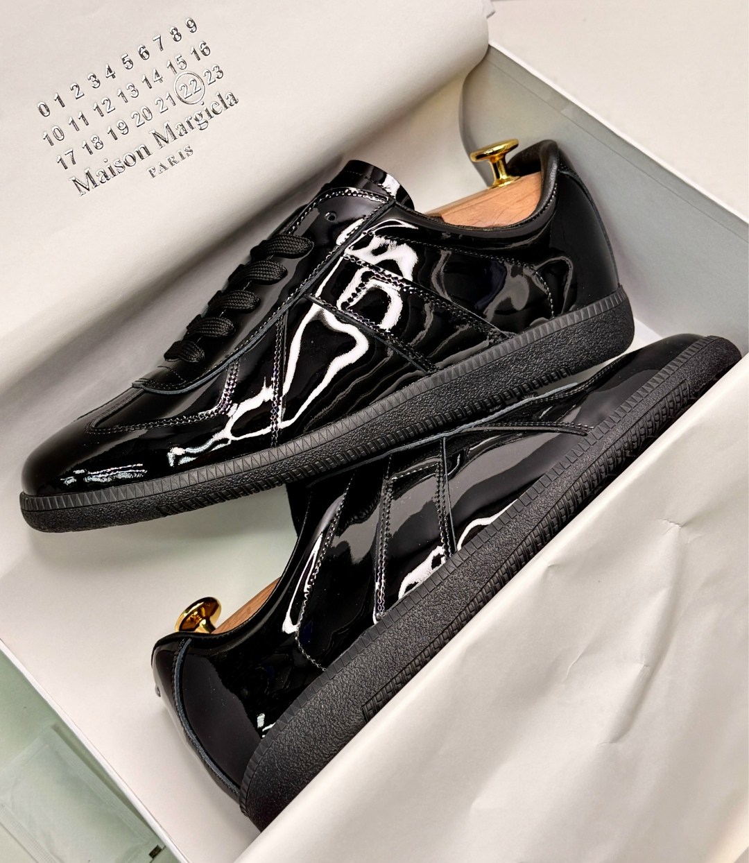 кроссовки maison margiela replica patent black,лакированные кроссовки,maison margiela replica patent black,кроссовки филипп плейн мужские,maison margiela черные низкие кроссовки