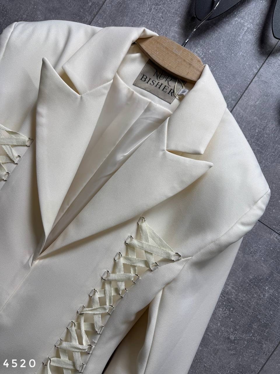 девушка,стильные наряды,платье пиджак,платье костюм,белый брючный костюм