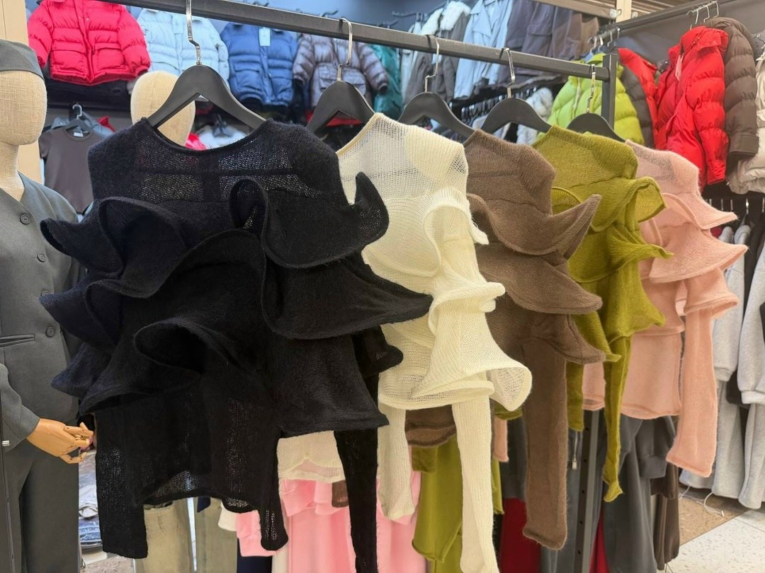 платье с рюшами,платье модное,платье,черное платье с рюшами