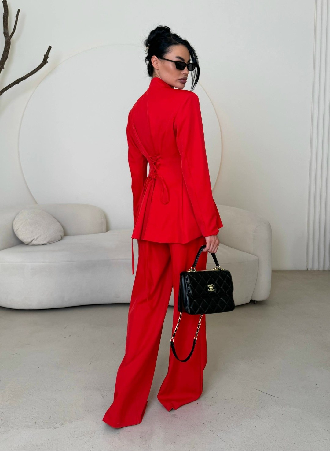 брючный костюм,женский красный брючный костюм,женский брючный костюм,красный брючный костюм,брючный костюм с баской в красном цвете