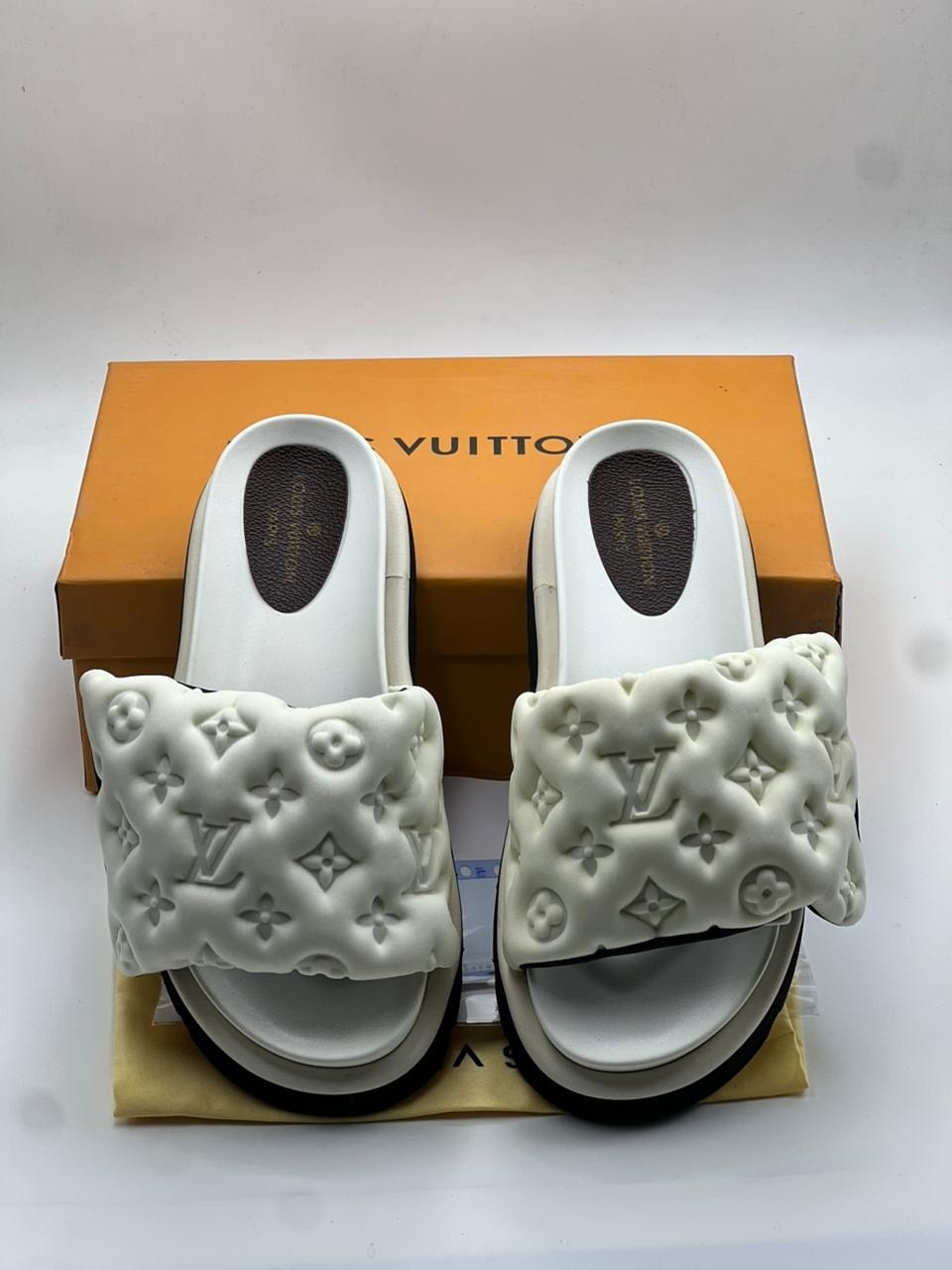 шлепанцы louis vuitton premium белые,шлепанцы louis vuitton,тапочки домашние женские louis vuitton lv,шлепанцы женские брендовые louis vuitton premium белые,тапочки louis vuitton