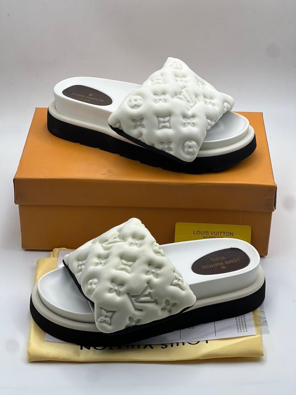 шлепанцы louis vuitton premium белые,шлепанцы louis vuitton,тапочки домашние женские louis vuitton lv,шлепанцы женские брендовые louis vuitton premium белые,тапочки louis vuitton