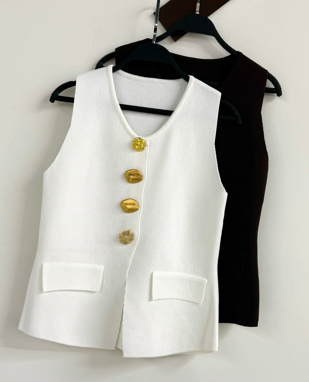 жилет,жилетка женская,жилет женский,вязаные жилеты,трикотажный жилет с золотыми пуговицами zara бордовый