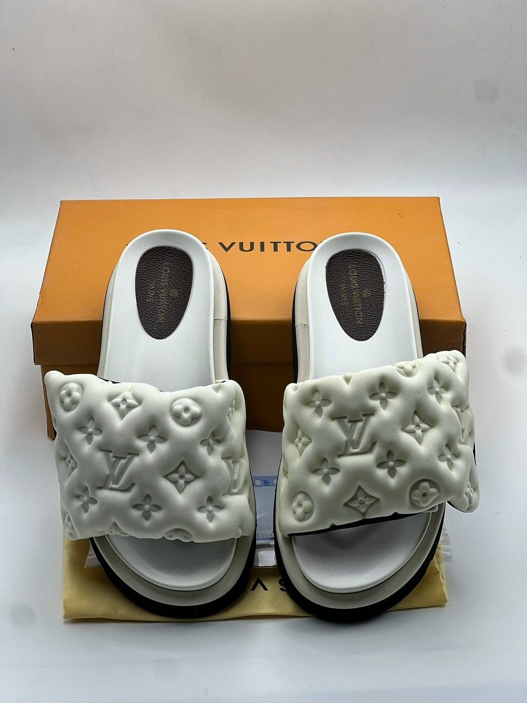 тапочки домашние женские louis vuitton lv,шлёпанцы louis vuitton,женские шлепанцы louis vuitton,модные тапочки louis vuitton,шлепанцы louis vuitton premium белые