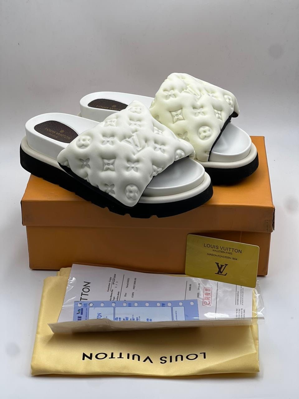 шлепанцы louis vuitton premium белые,шлепанцы louis vuitton,тапочки домашние женские louis vuitton lv,шлепанцы женские брендовые louis vuitton premium белые,тапочки louis vuitton