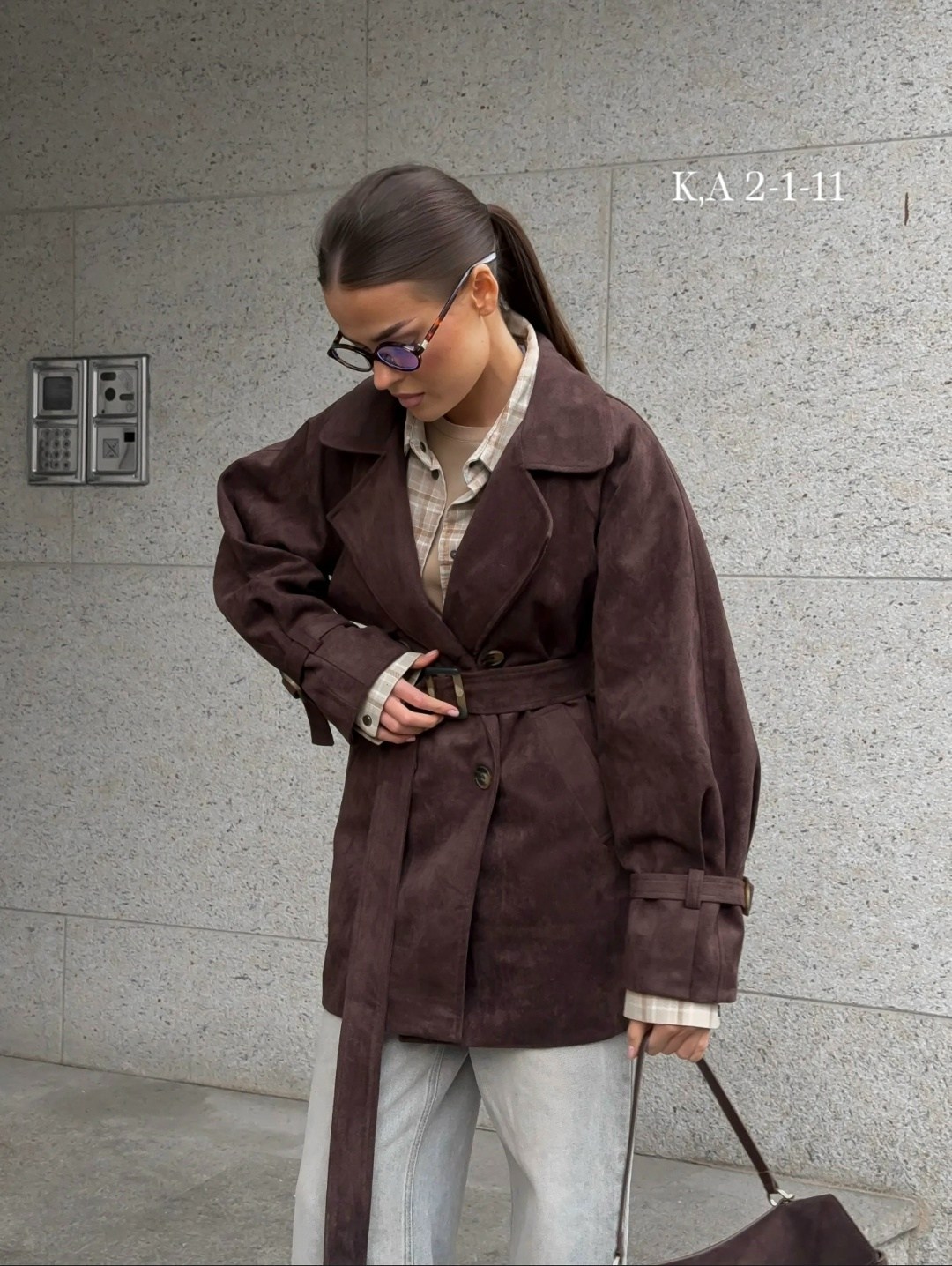 замшевый тренч,тренчкот замшевый,классическая коричневая замшевая женская куртка с поясом,тренч из натуральной замши горький шоколад,тренч коричневый