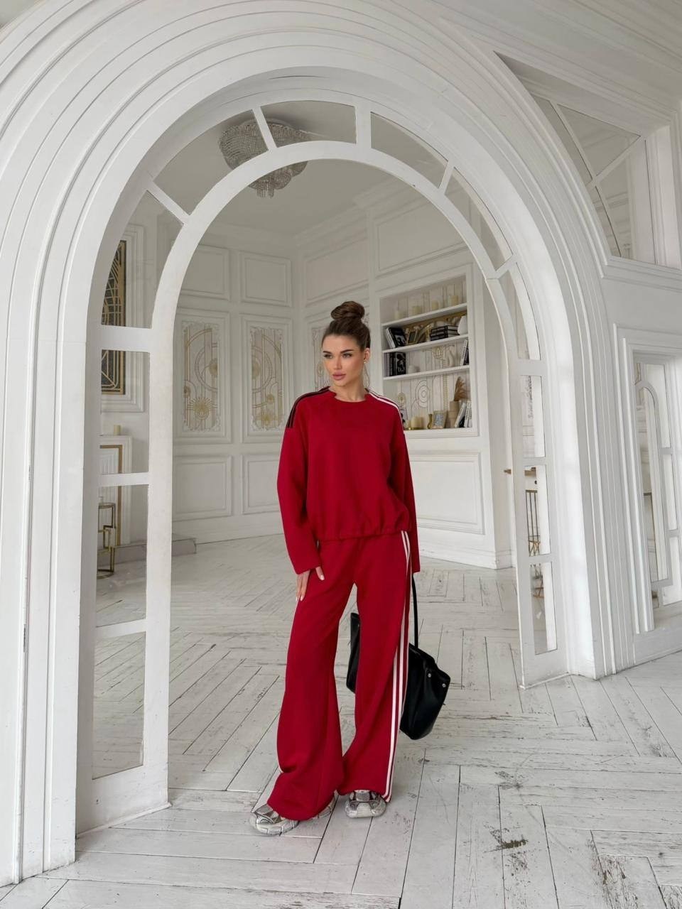 спортивная мода,штаны спортивные белые с красными лампасами,женские спортивные брюки в полоску qweek y2k,спортивные брюки,стиль спортивный