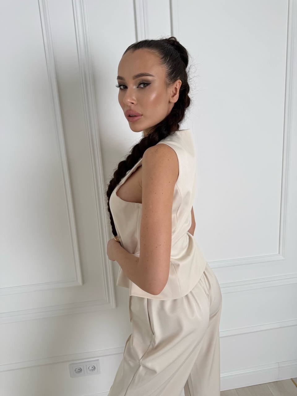 брючный костюм,бежевый брючный костюм,костюм бежевый,костюм брючный женский классический,брючный костюм с жилетом