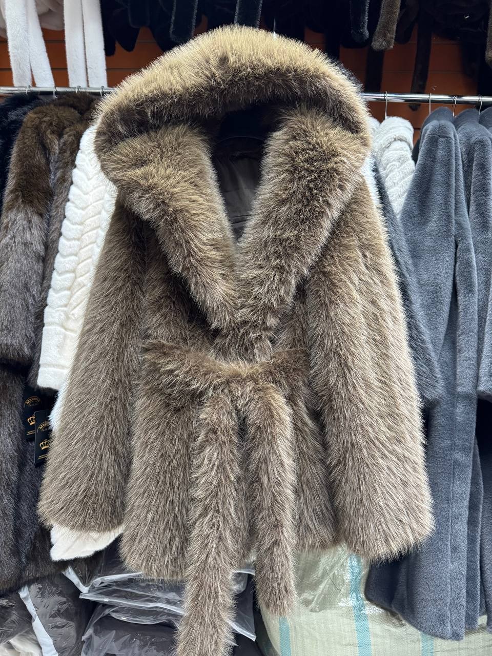 шуба,шуба искусственная,шуба короткая,меховое пальто,женское короткое пальто из кроличьего меха