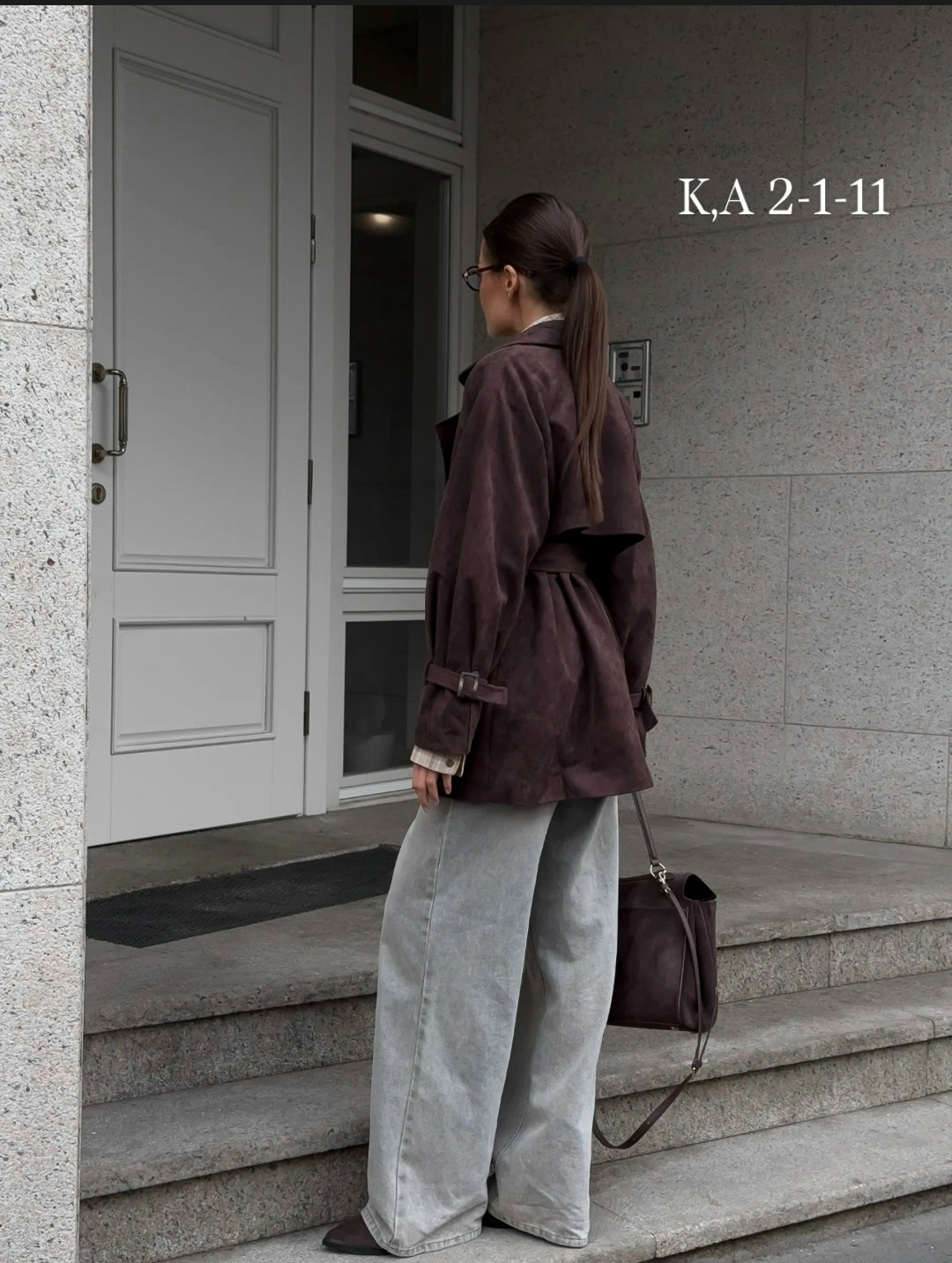 замшевый тренч,тренчкот замшевый,классическая коричневая замшевая женская куртка с поясом,тренч из натуральной замши горький шоколад,тренч коричневый