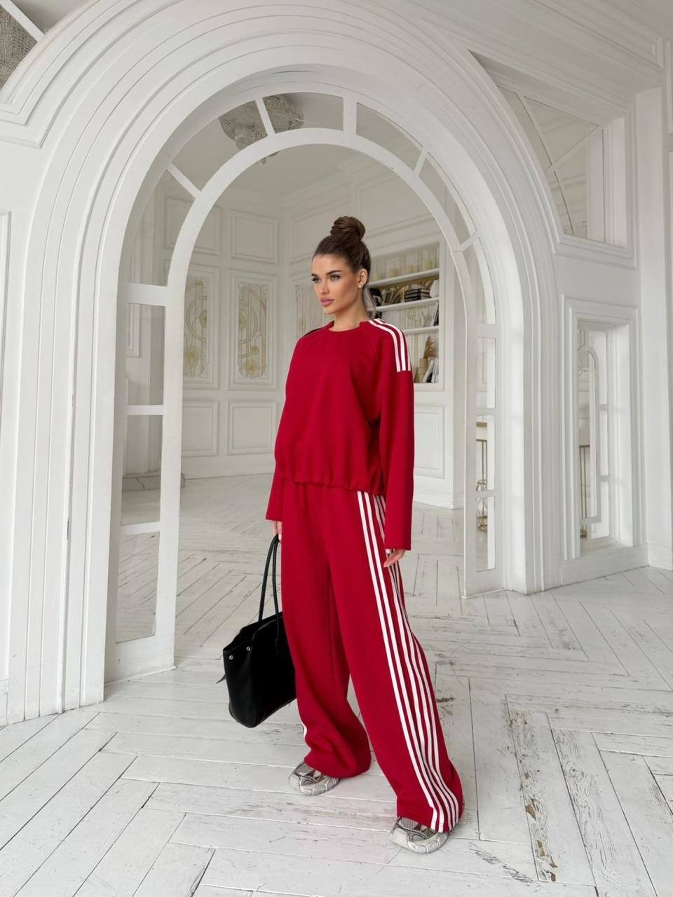 спортивная мода,штаны спортивные белые с красными лампасами,женские спортивные брюки в полоску qweek y2k,спортивные брюки,стиль спортивный