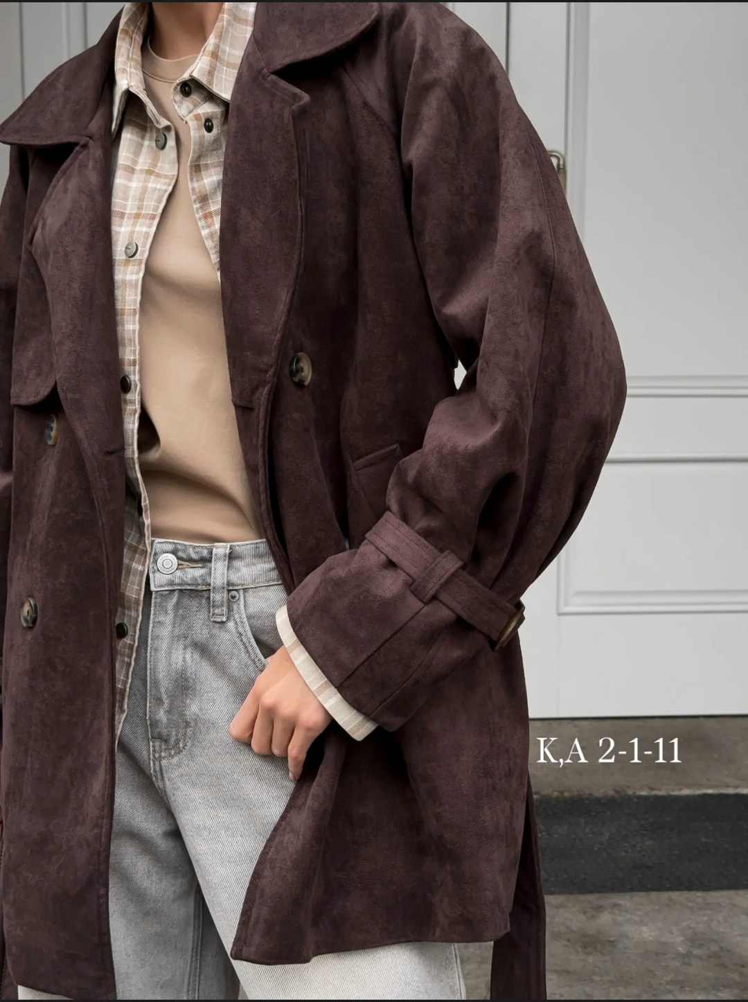 замшевый тренч,тренчкот замшевый,классическая коричневая замшевая женская куртка с поясом,тренч из натуральной замши горький шоколад,тренч коричневый