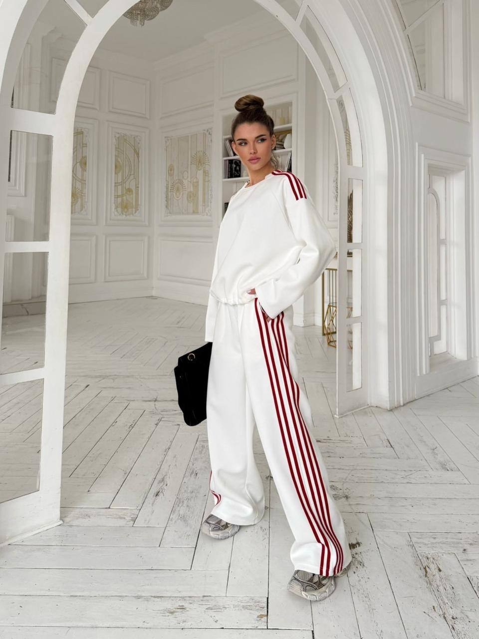 спортивная мода,штаны спортивные белые с красными лампасами,женские спортивные брюки в полоску qweek y2k,спортивные брюки,стиль спортивный
