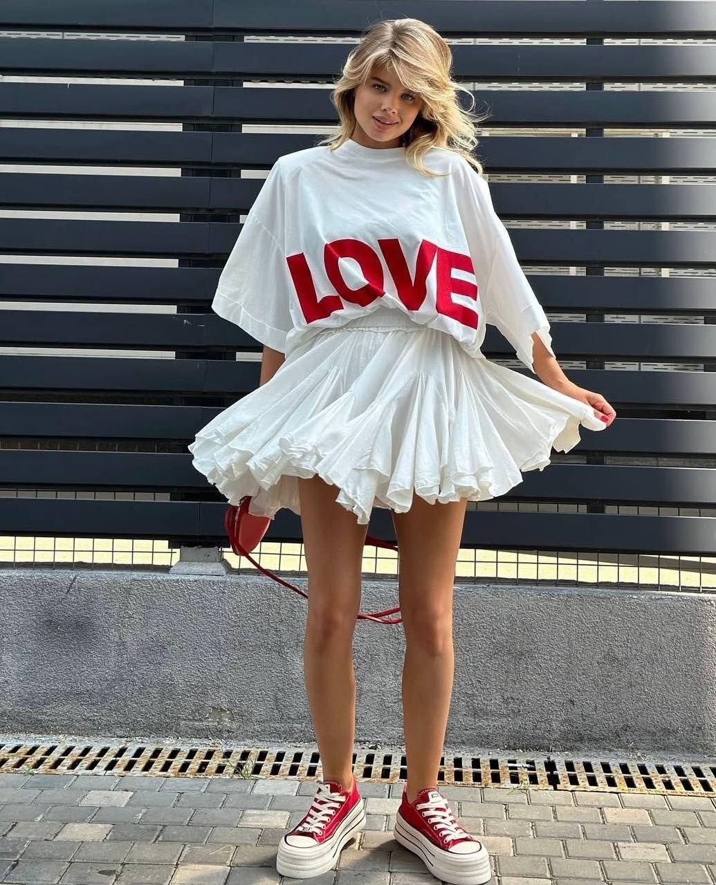 образ с белой юбкой,белая мини юбка,юбка стильная,юбка летняя