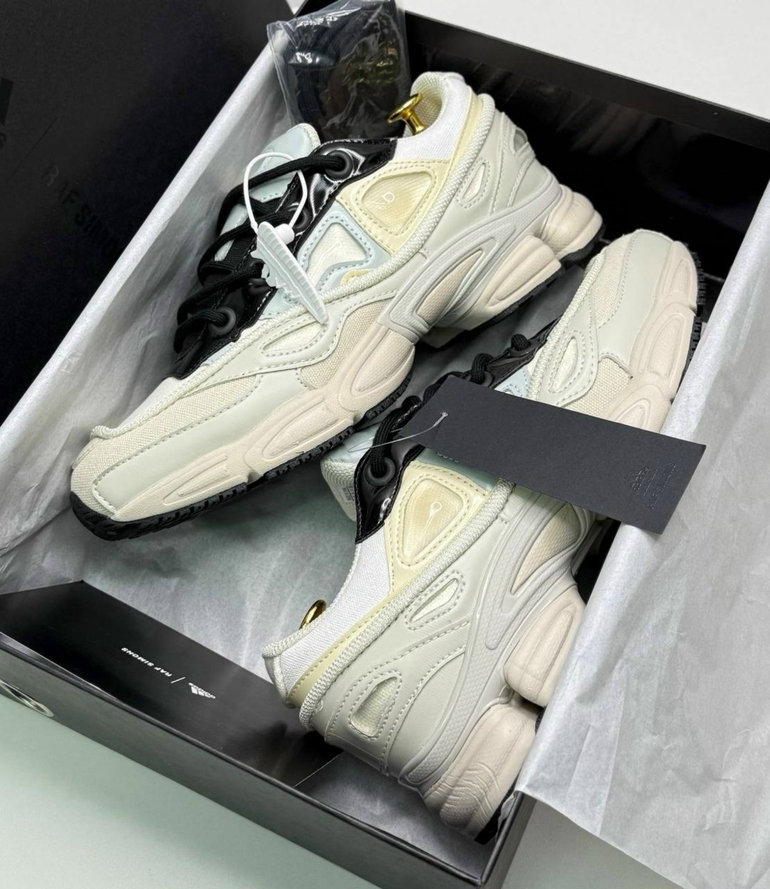 adidas raf simons ozweego 3 cream white,adidas ozweego 3 raf simons cream white core black,кроссовки adidas raf simons ozweego 3,adidas raf simons ozweego 3,adidas raf simons ozweego 3 white
