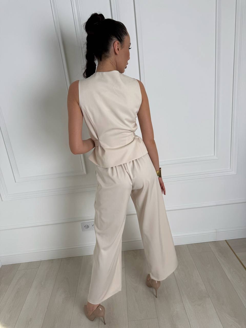 брючный костюм,бежевый брючный костюм,костюм бежевый,костюм брючный женский классический,брючный костюм с жилетом