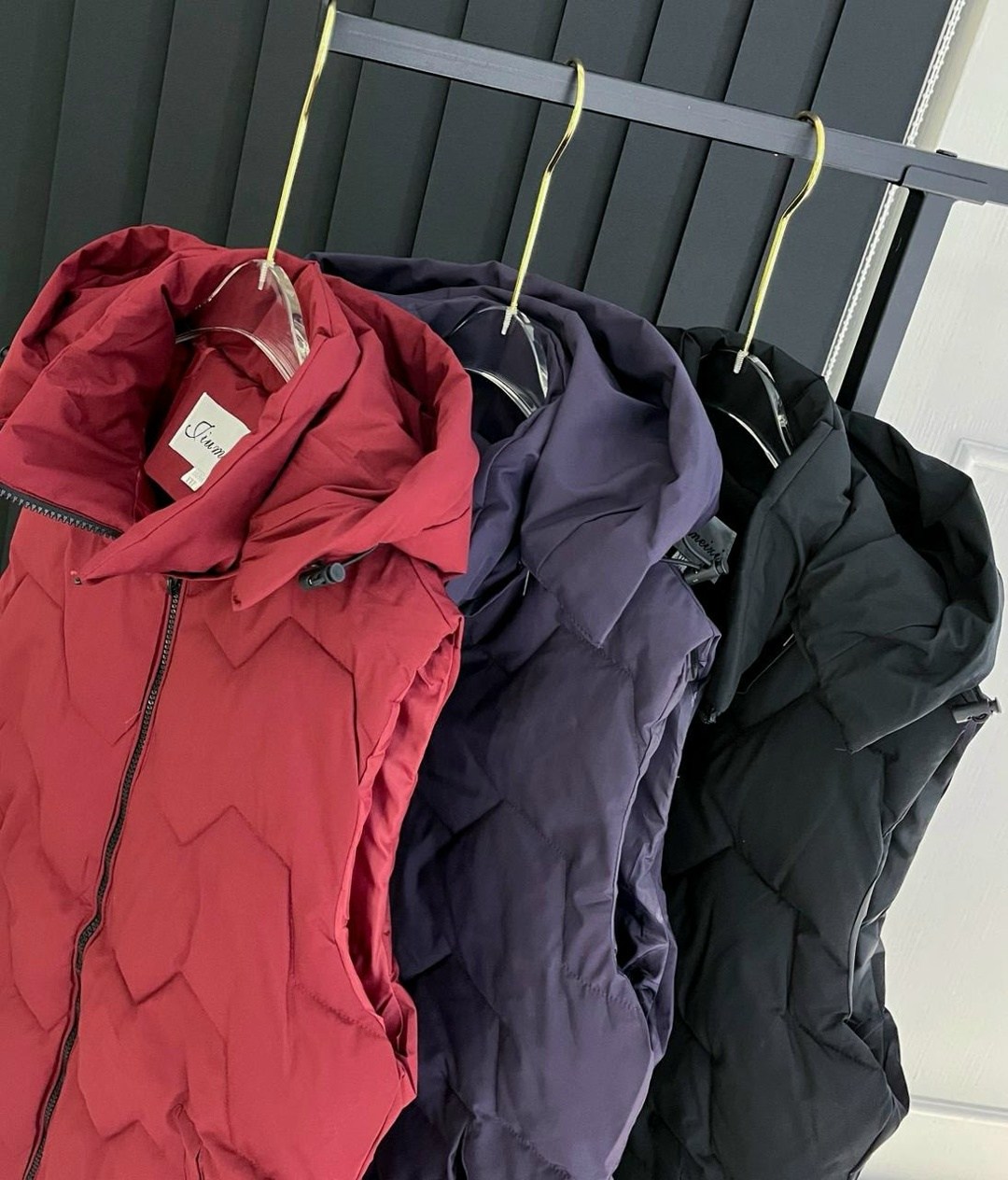 жилетка женская,теплый жилет,жилетка удлиненная,жилетка с капюшоном,жилет утепленный женский