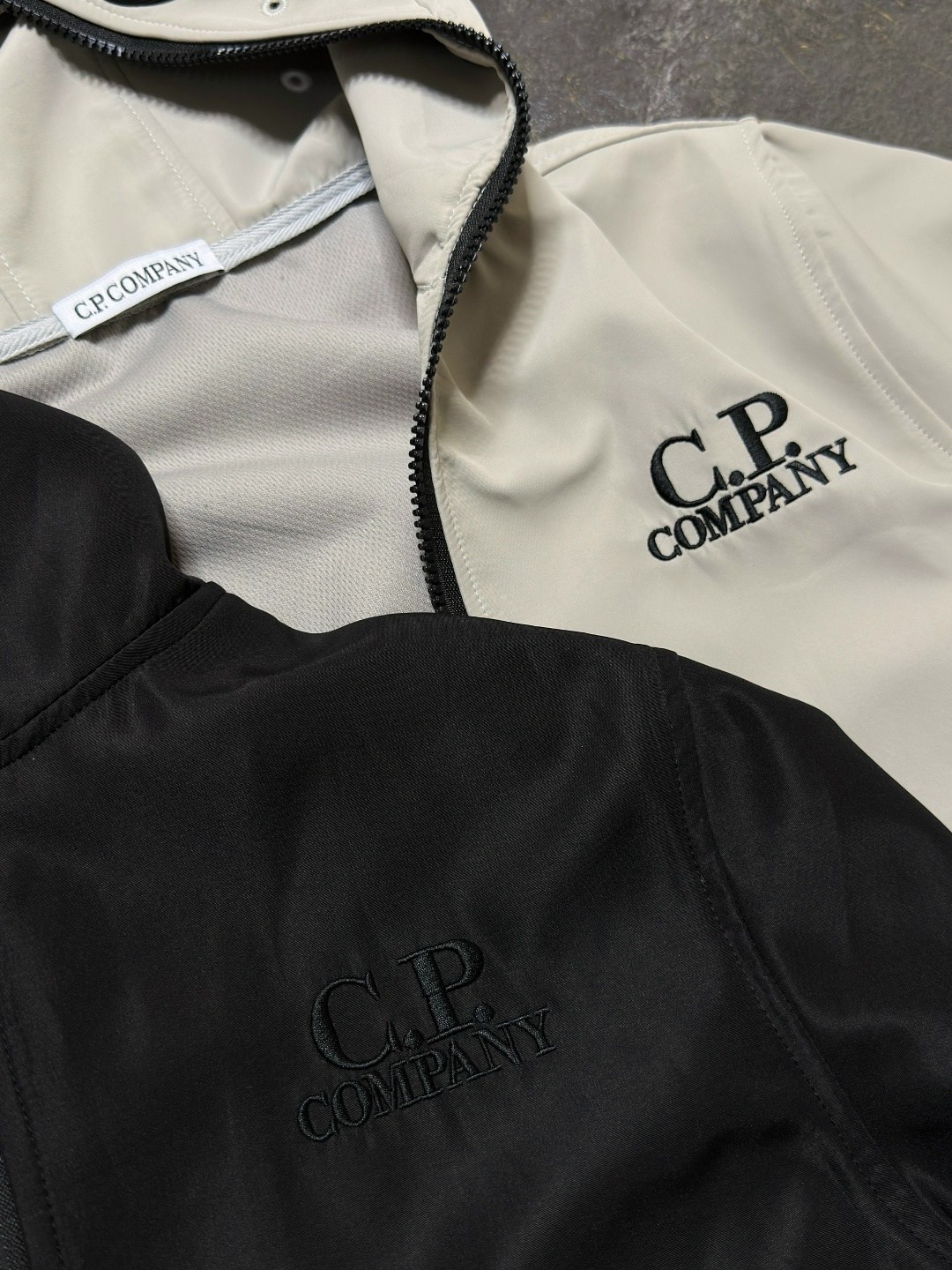 c.p company зип худи белая,c.p. company soft shell goggle jacket,худи сипи компани c.p. company,c p company зип худи,худи сипи компани c.p. company цвет белый