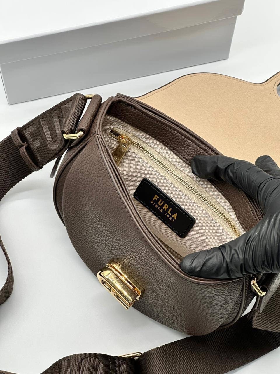 сумка через плечо furla lotus s crossbody серо-коричневый,бежевая сумка,сумка кросс-боди кожаная goccia mini furla,сумка бежевая женская,сумка coccinelle