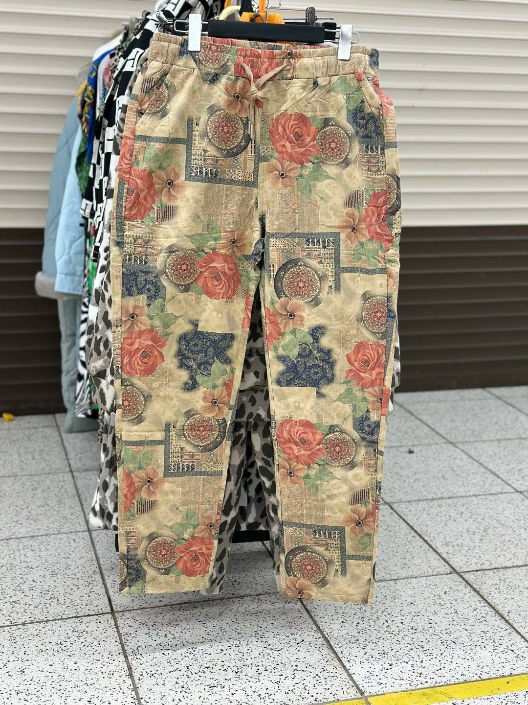 брюки с рисунком,cпортивные брюки с принтом,джинсы с цветочным принтом,брюки с принтом,штаны с принтом