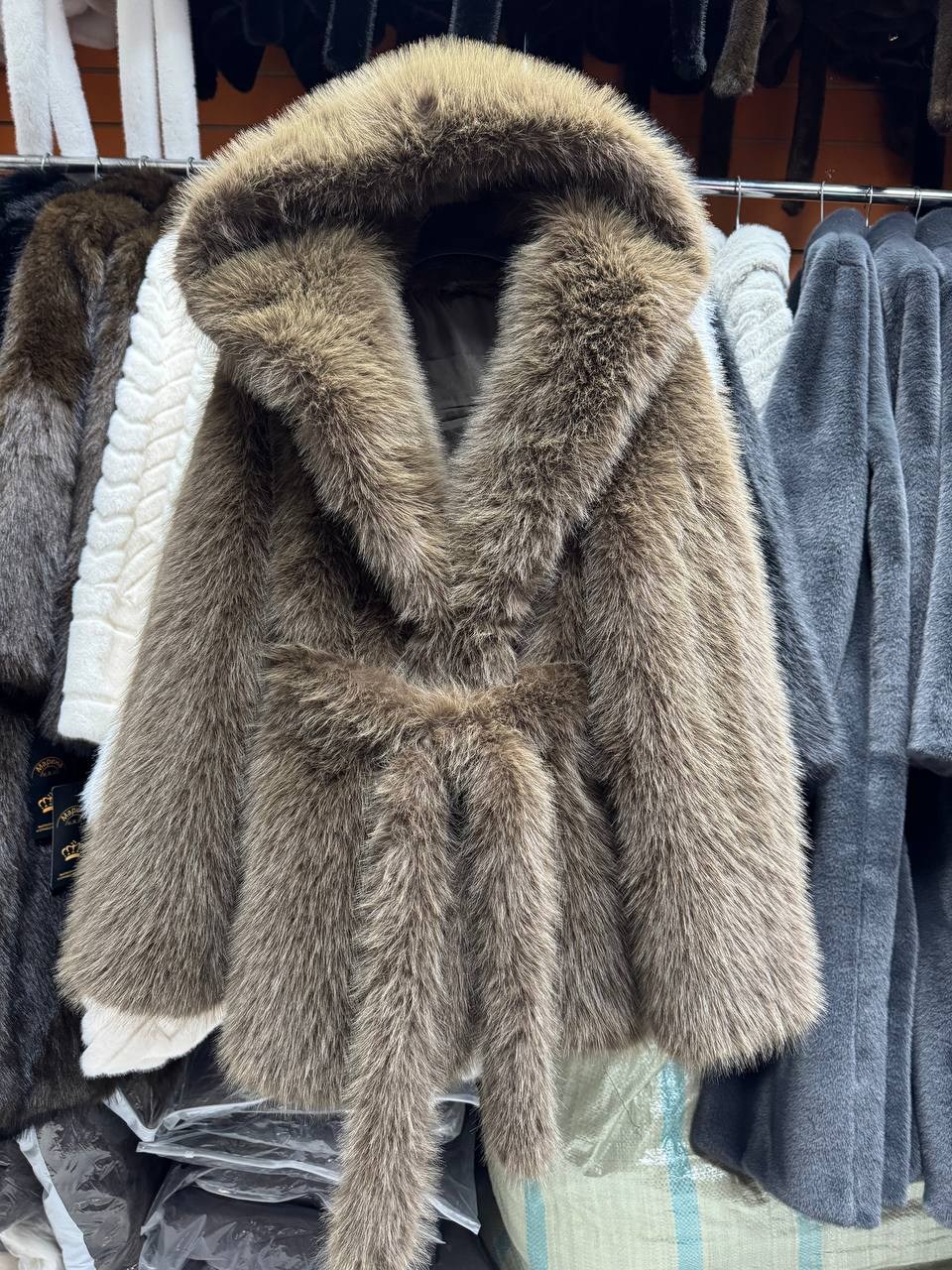 шуба,шуба искусственная,шуба короткая,меховое пальто,женское короткое пальто из кроличьего меха
