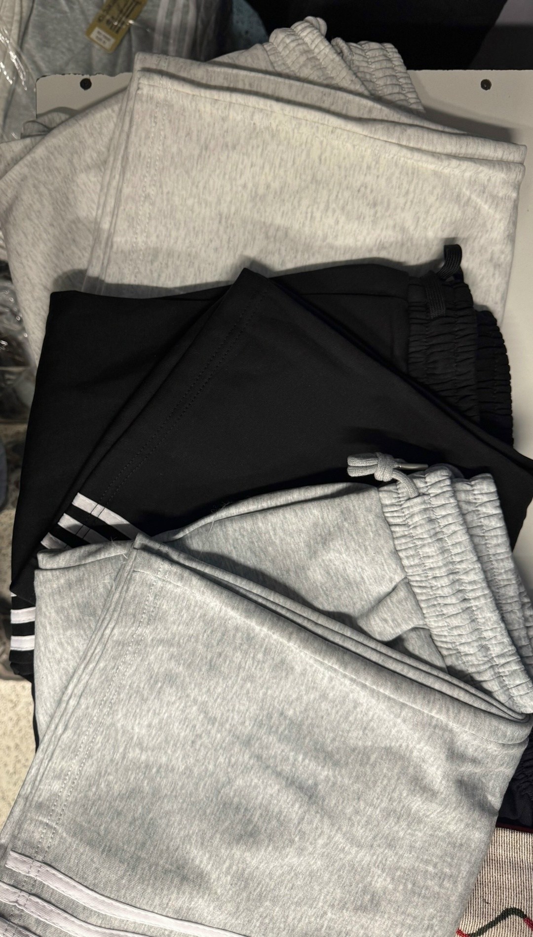 спортивные штаны y2k широкие оверсайз с вышивкой без начеса adidas,спортивные штаны женские широкие,широкие штаны адидас женские,брюки спортивные,спортивные штаны широкие