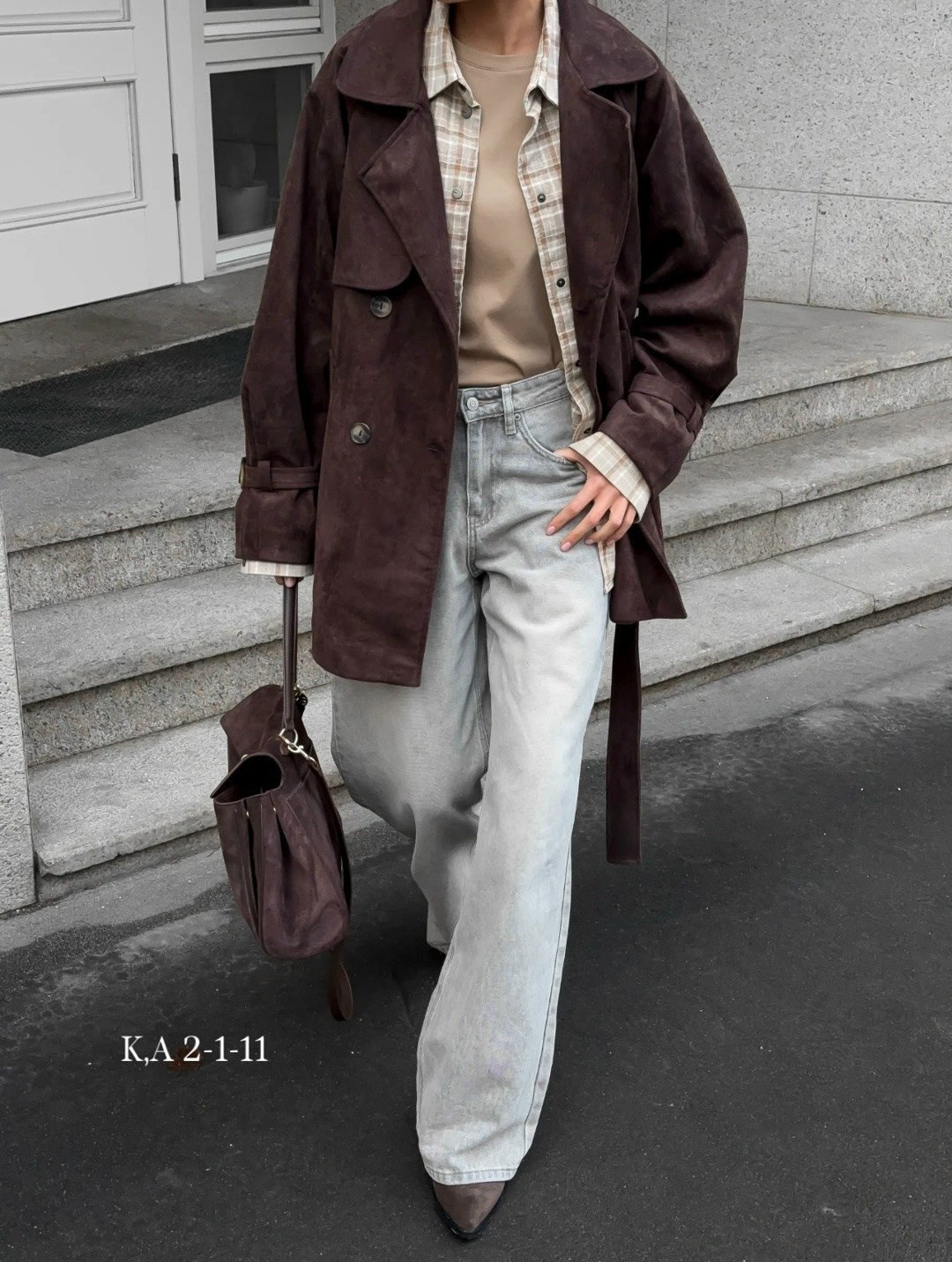 замшевый тренч,тренчкот замшевый,классическая коричневая замшевая женская куртка с поясом,тренч из натуральной замши горький шоколад,тренч коричневый