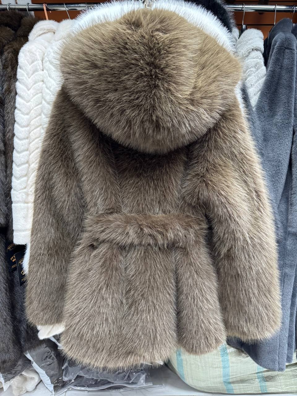 шуба,шуба искусственная,шуба короткая,меховое пальто,женское короткое пальто из кроличьего меха