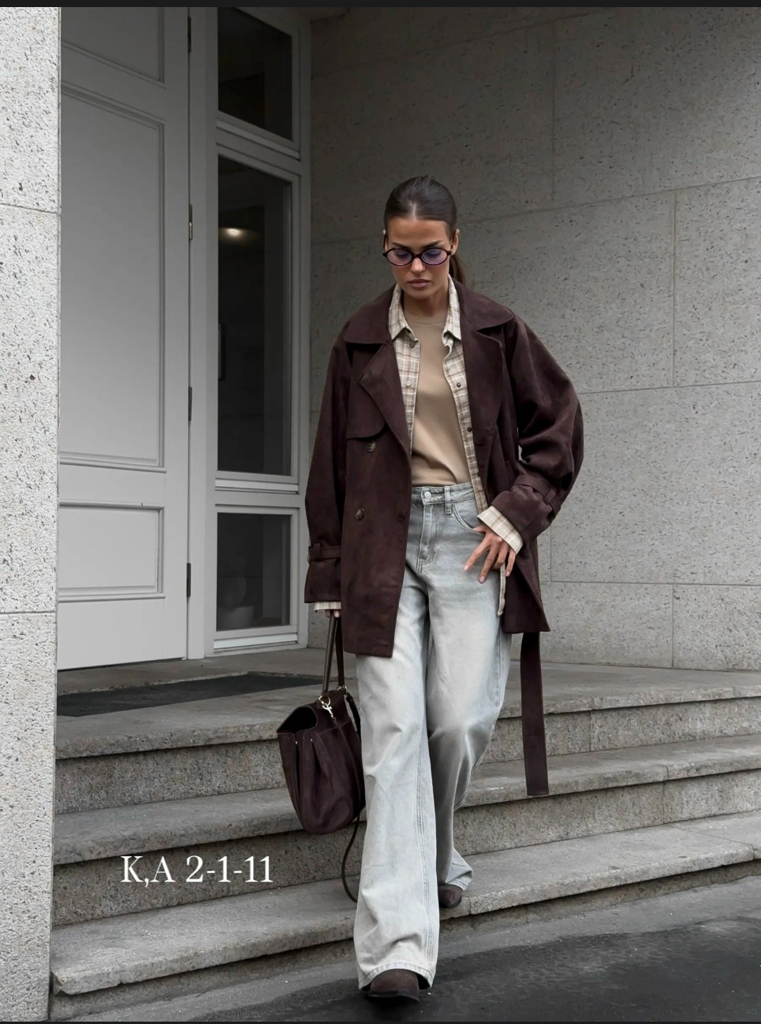 замшевый тренч,тренчкот замшевый,классическая коричневая замшевая женская куртка с поясом,тренч из натуральной замши горький шоколад,тренч коричневый