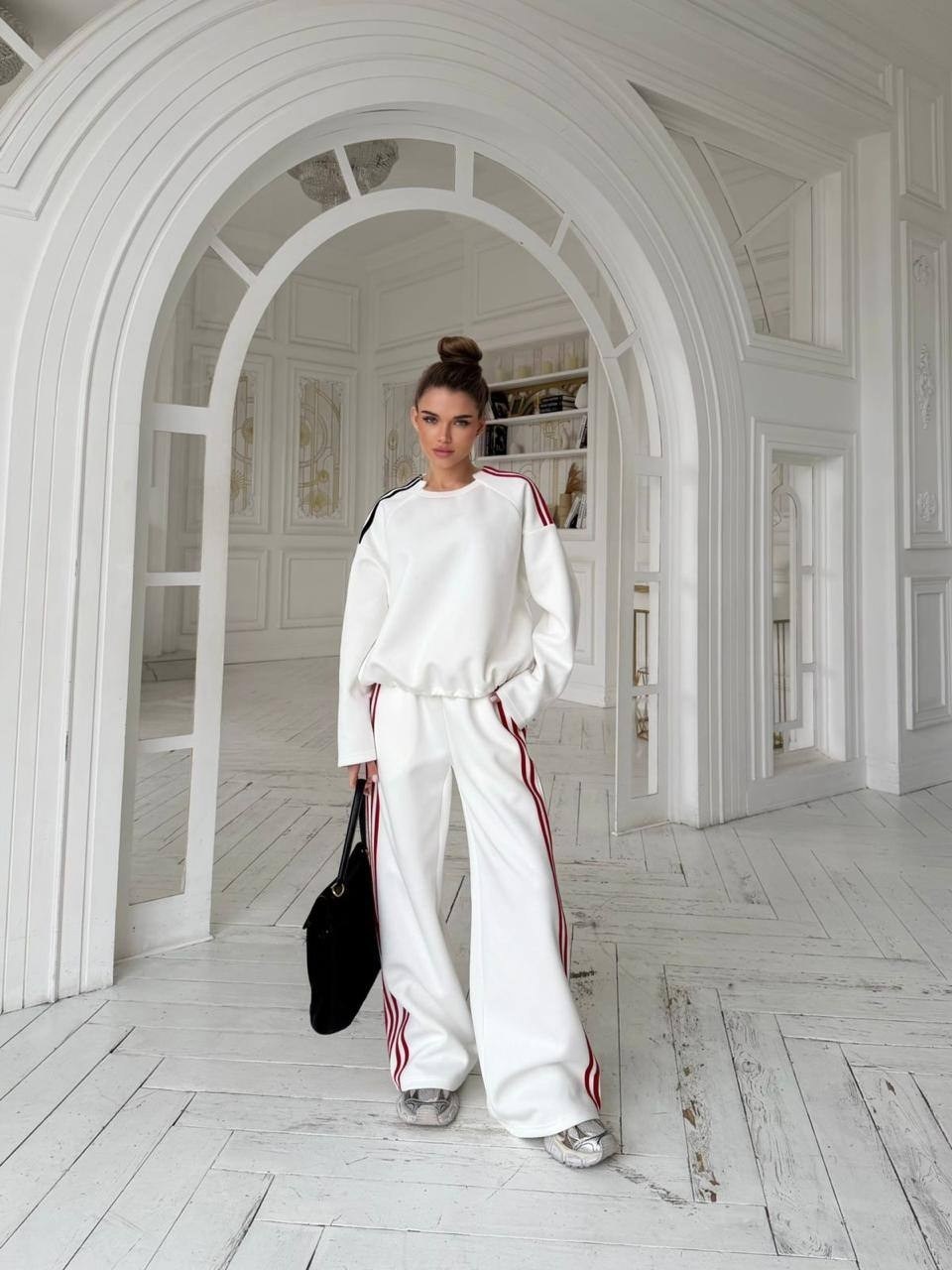 спортивная мода,штаны спортивные белые с красными лампасами,женские спортивные брюки в полоску qweek y2k,спортивные брюки,стиль спортивный