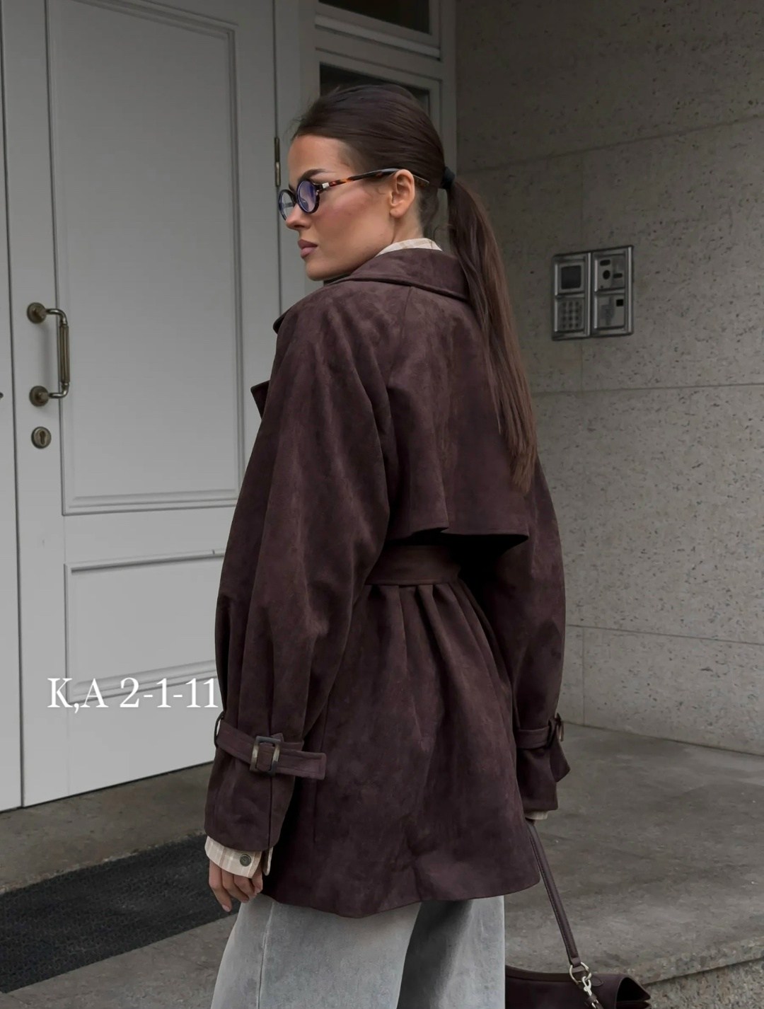 замшевый тренч,тренчкот замшевый,классическая коричневая замшевая женская куртка с поясом,тренч из натуральной замши горький шоколад,тренч коричневый