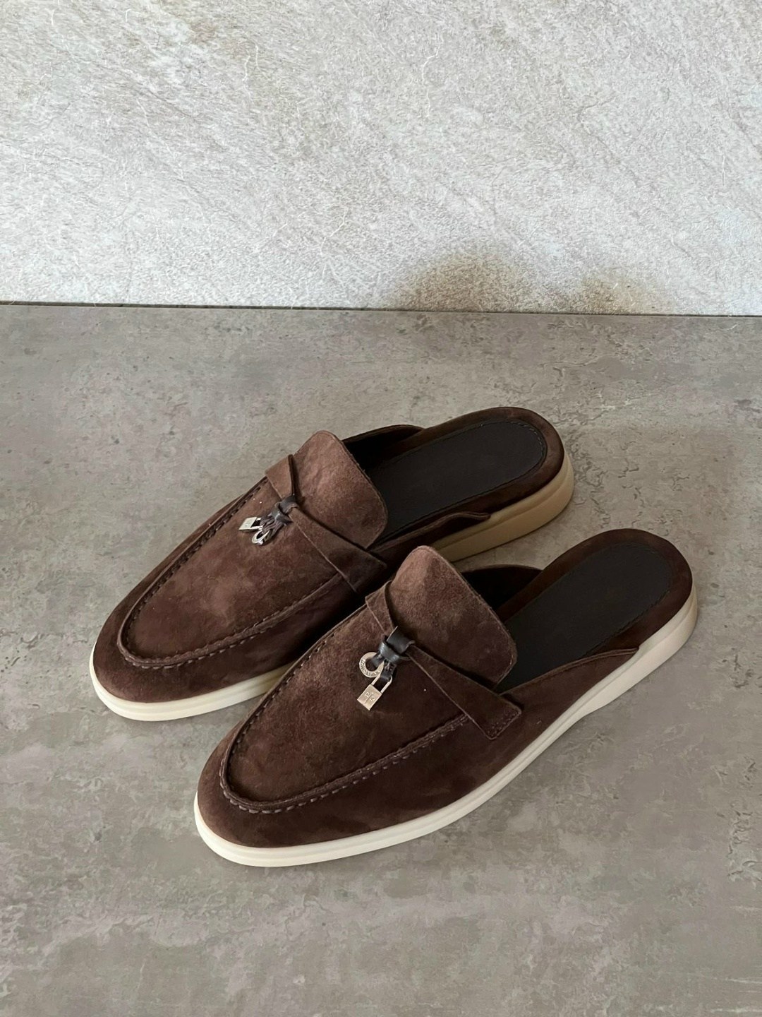 мюли loro piana,,лоферы loro piana женские,лоферы loro piana,женские замшевые мюли loro piana бежевые