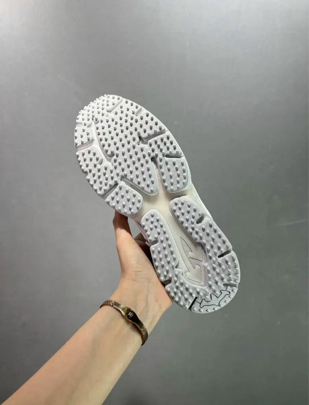 кроссовки off white be right back,кроссовки женские balenciaga,мужские кроссовки,женские кроссовки balenciaga runner серебристые,кроссовки в стиле balenciaga