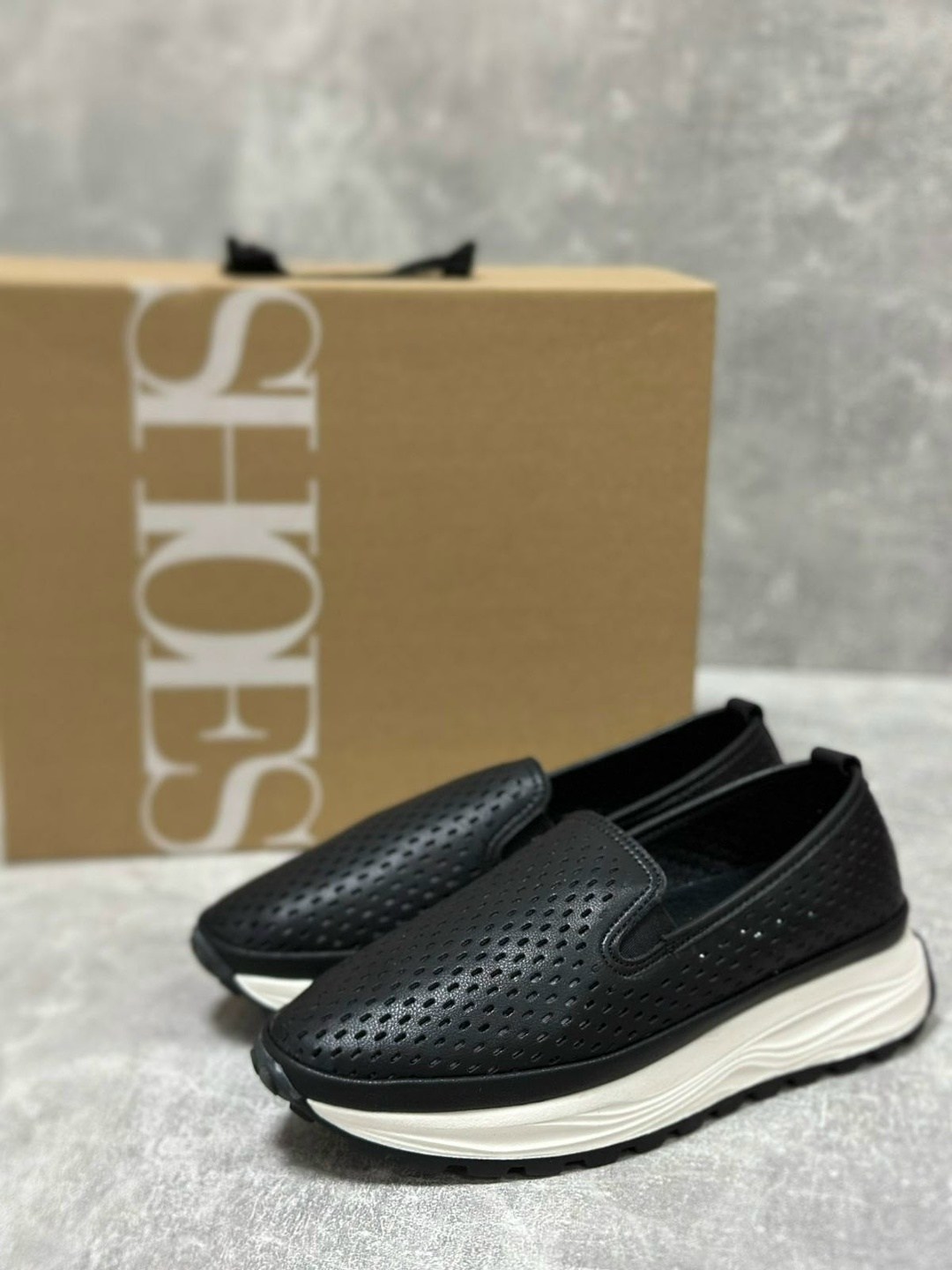 перфорированные слипоны,слипоны женские,слипоны с перфорацией,слипоны белые,