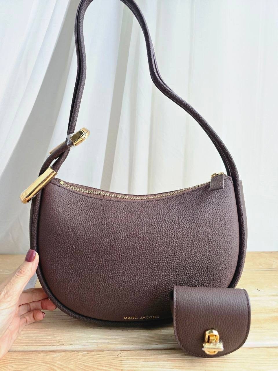 кожаная сумка-хобо whisper coccinelle,сумка coccinelle,сумка женская,coccinelle сумка на плечо priscilla,сумка coccinelle carrie темно-коричневая