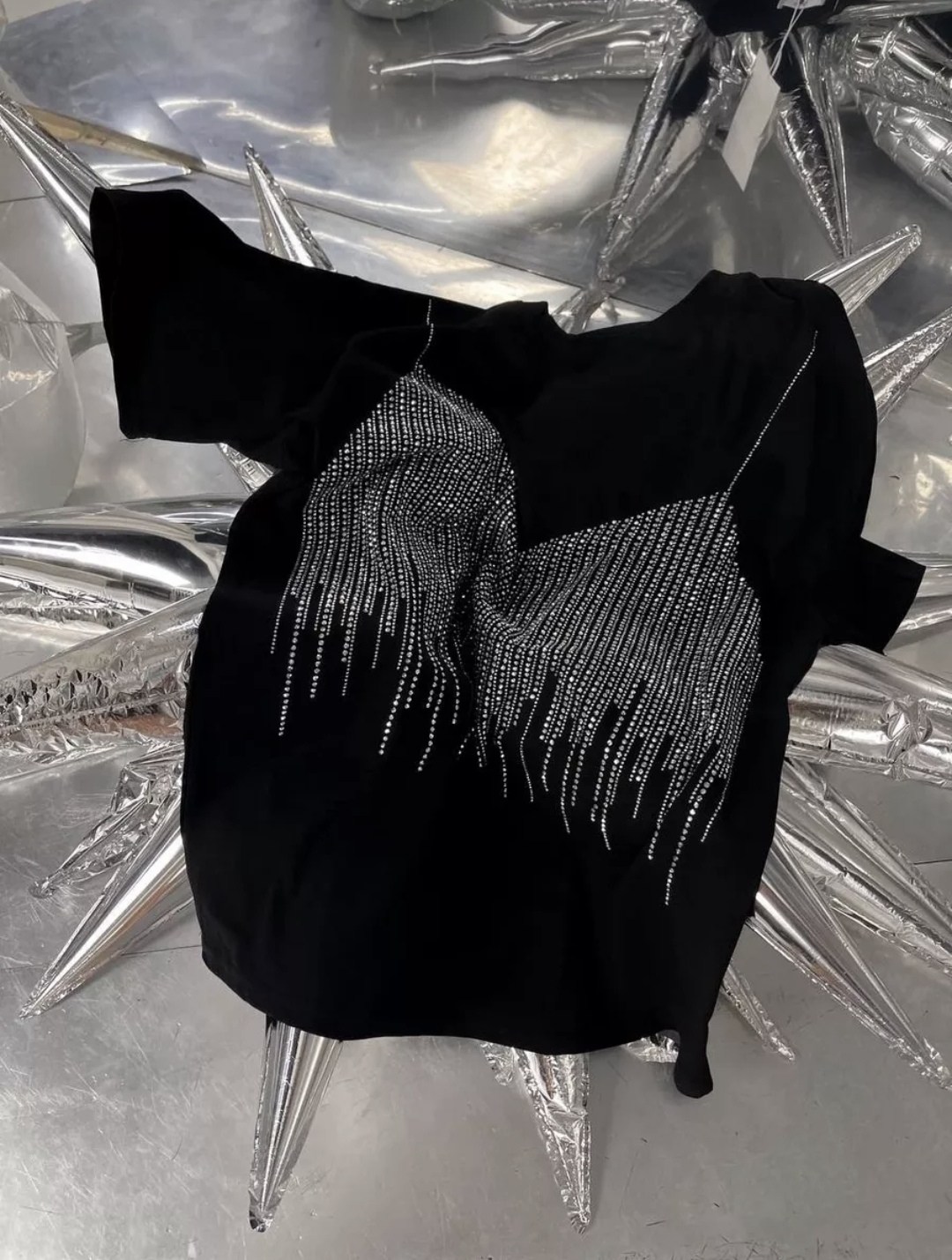 футболка женская оверсайз со стразами,футболка на стиле oversize со стразами,футболка со стразами оверсайз,футболки женская оверсайз,футболка со стразами с принтом оверсайз vv-fashion