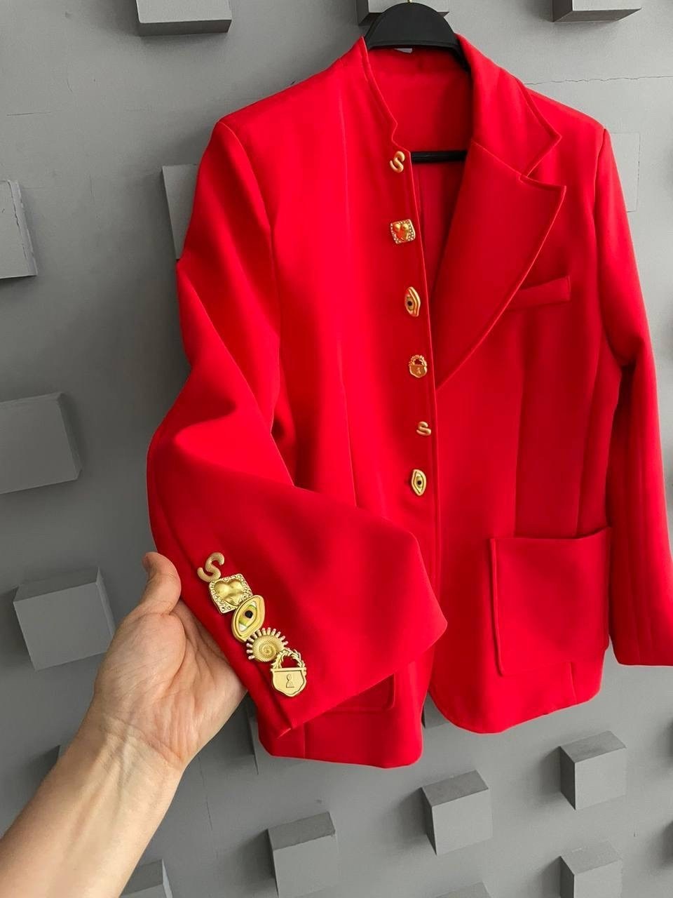 женский красный пиджак,удлиненный красный пиджак,пиджак и жакет,однобортный жакет (пиджак) lm м73 алый красный размер 42-52,женский пиджак приталенного кроя с золотыми пуговицами naf naf красный