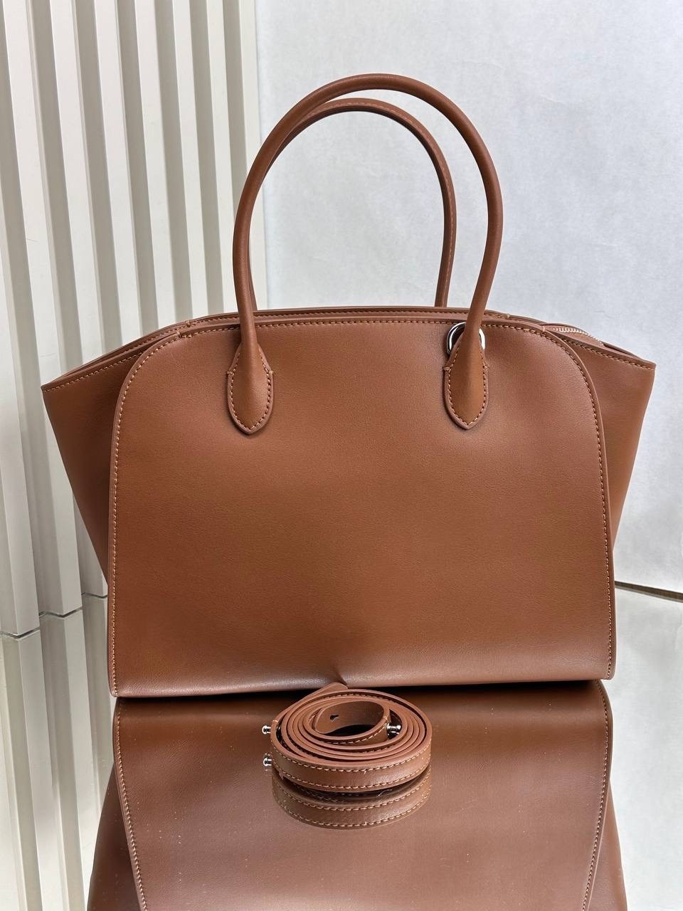 коричневая сумка из натуральной кожи margaux 15,сумка,коричневая кожаная сумка the row margaux 15,сумка женская,кожаная сумка