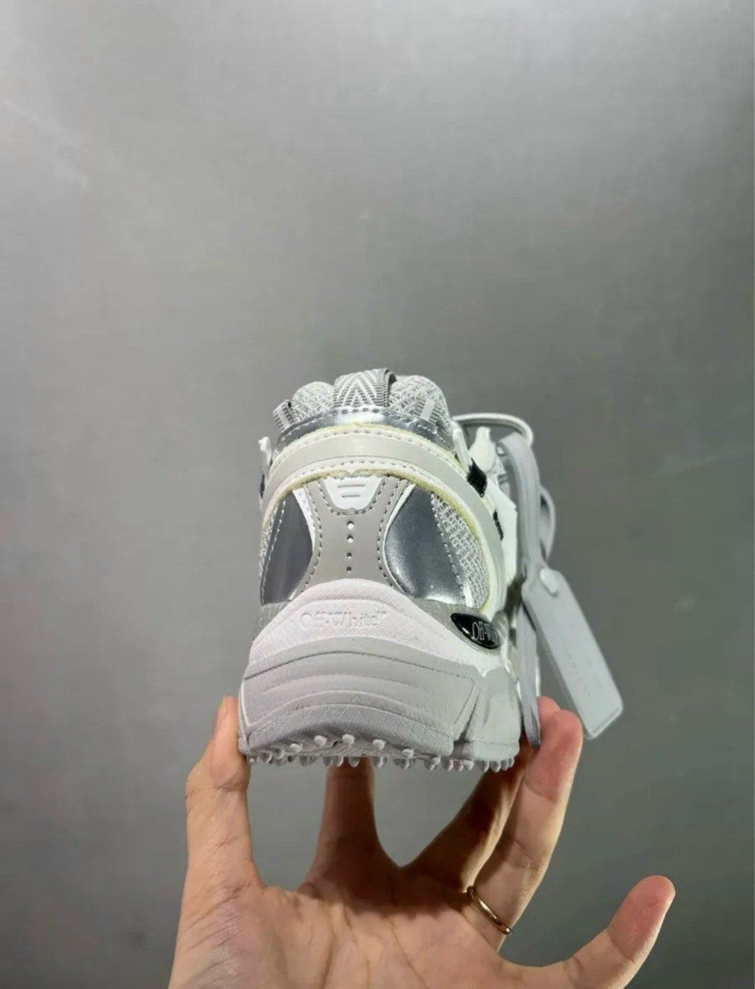 кроссовки off white be right back,кроссовки женские balenciaga,женские кроссовки balenciaga runner серебристые,баленсиага трек 2 кроссовки,мужские кроссовки