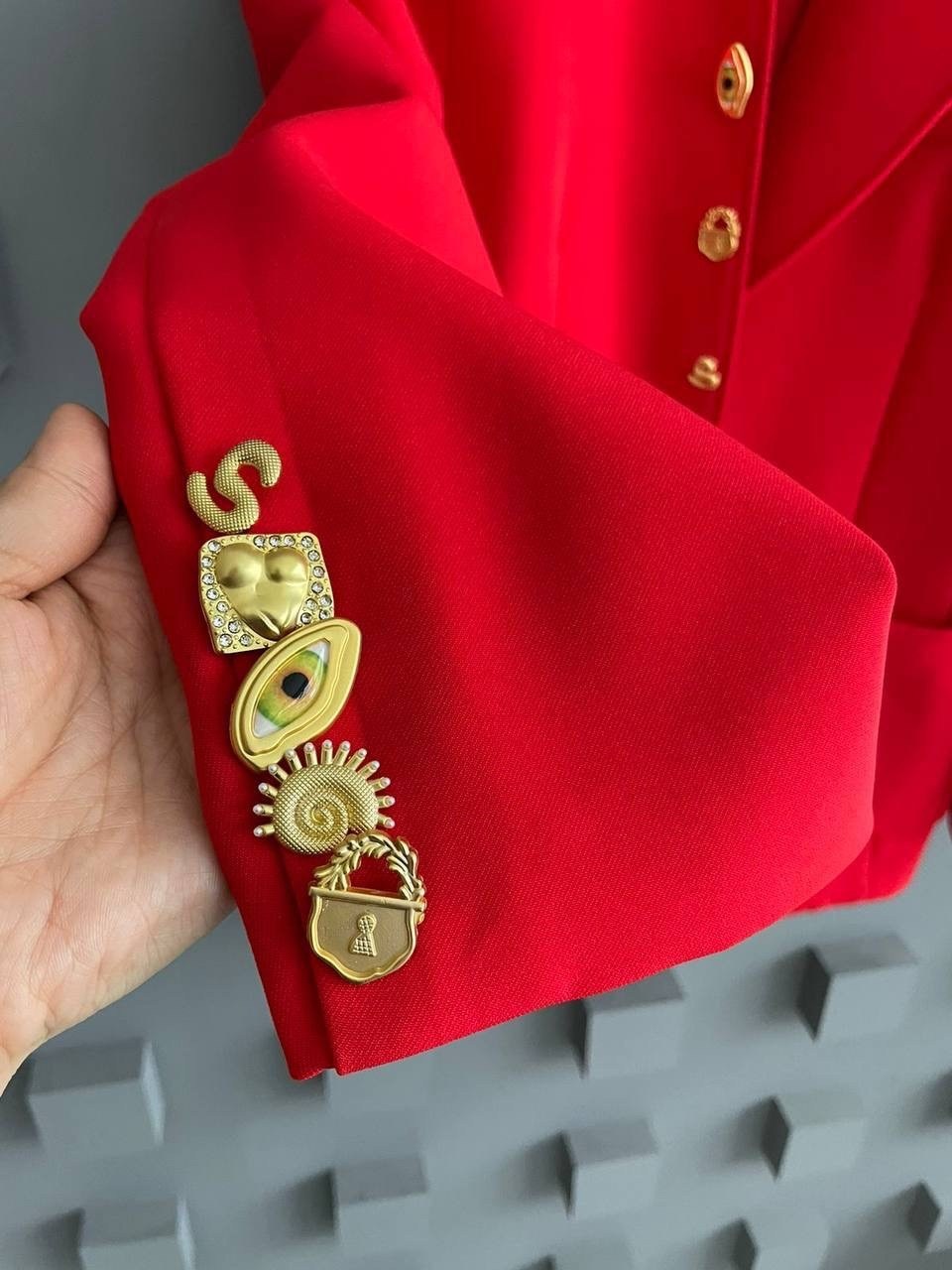 женский красный пиджак,удлиненный красный пиджак,пиджак и жакет,однобортный жакет (пиджак) lm м73 алый красный размер 42-52,женский пиджак приталенного кроя с золотыми пуговицами naf naf красный