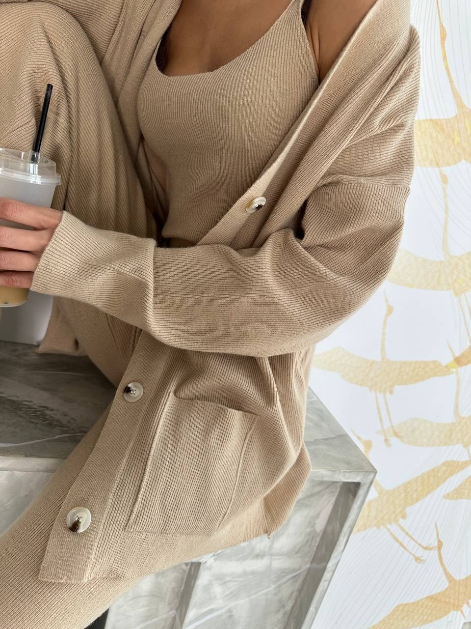 костюм брючный тройка,женский брючный костюм тройка,костюм бежевый,костюм с кардиганом,костюм молочный